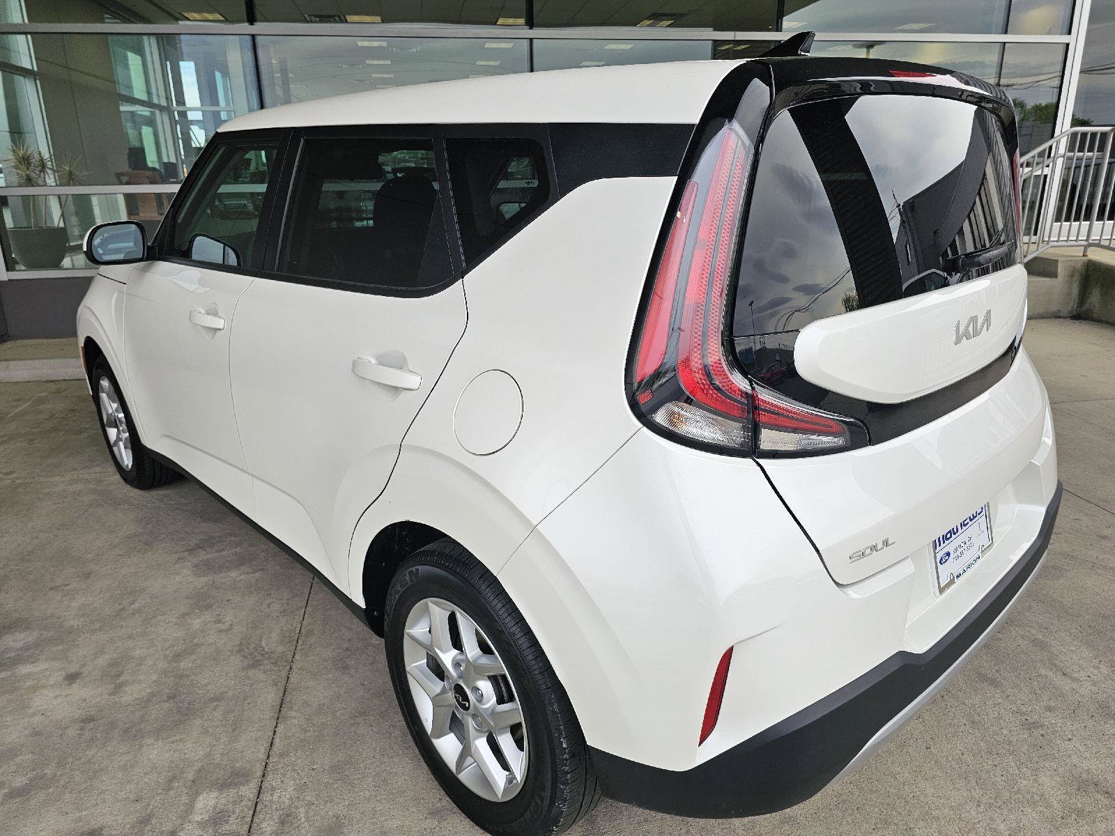Used 2025 Kia Soul LX w/ LX Technology Package FWD image 3