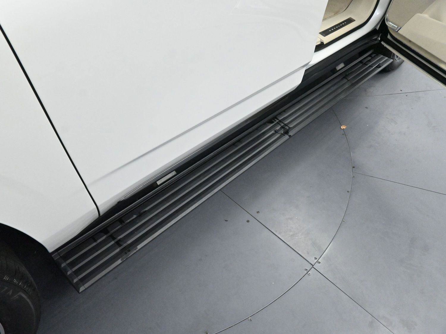 Certified 2022 Cadillac Escalade ESV Sport Platinum w/ Heavy-Duty Trailer Package image 9