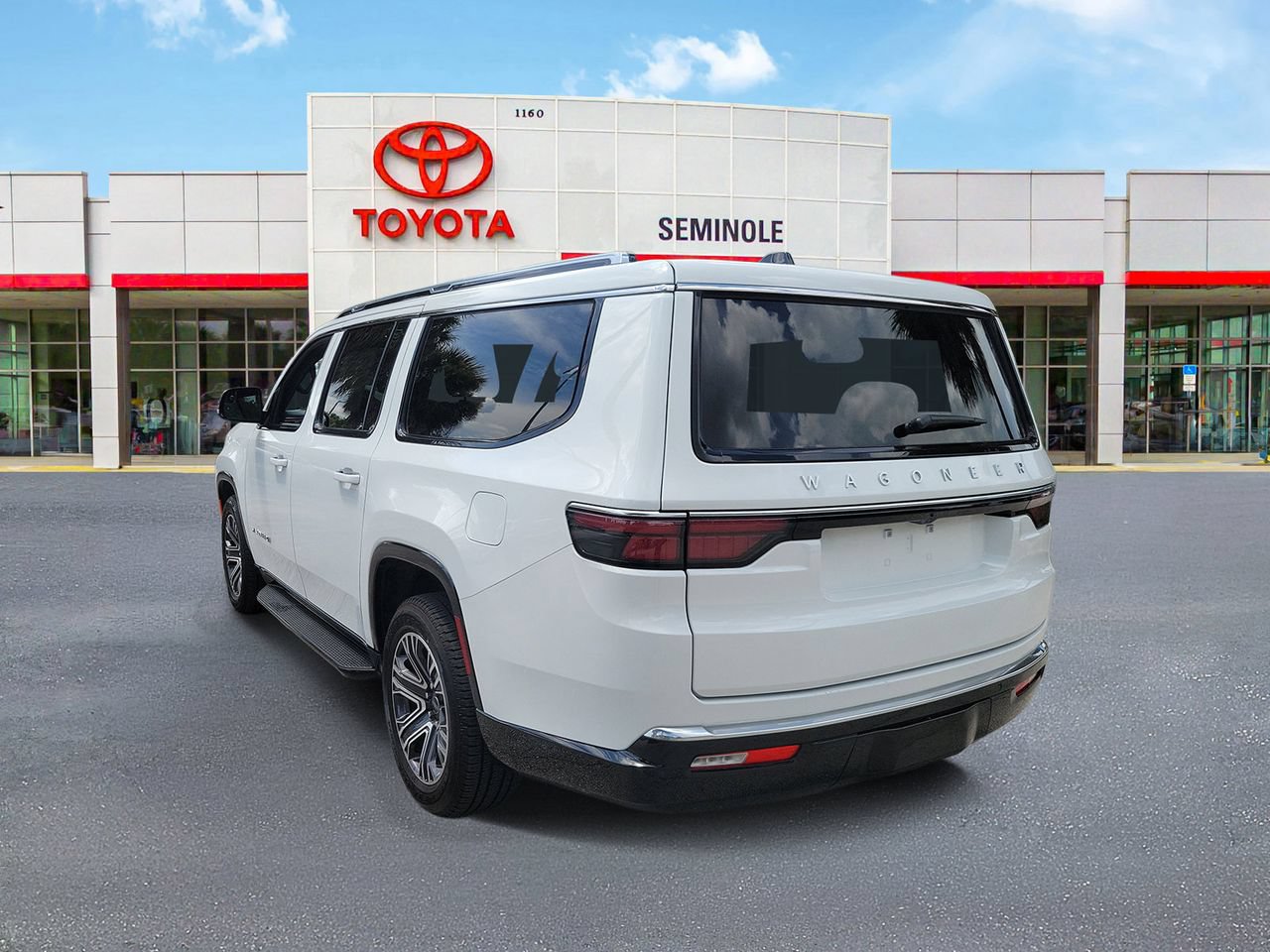 Used 2025 Jeep Wagoneer L Series II w/ 8-pass Seating Package AWD/4WD image 4
