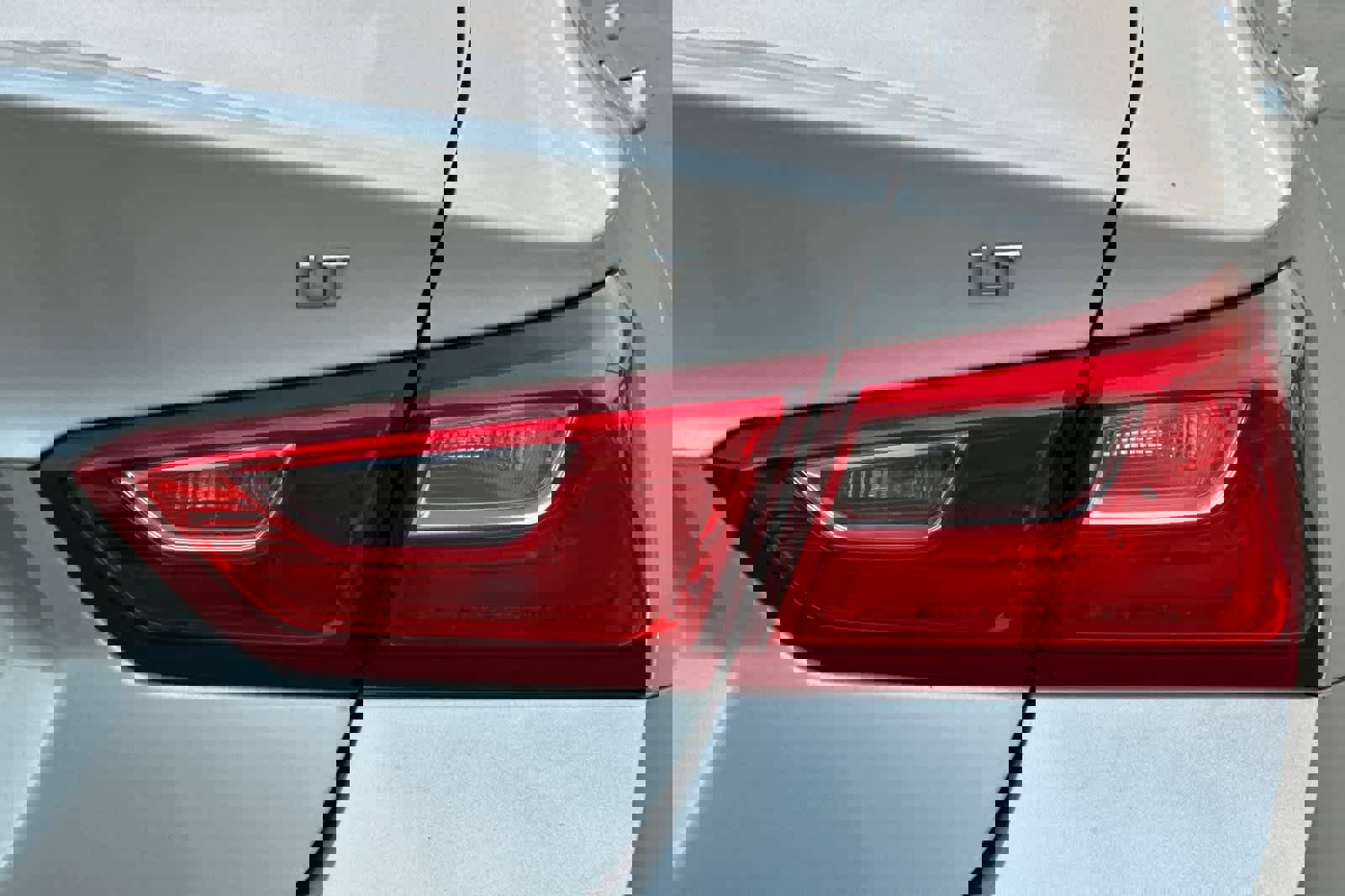 Used 2017 Chevrolet Malibu LT image 33