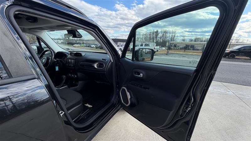Used 2015 Jeep Renegade Latitude image 18