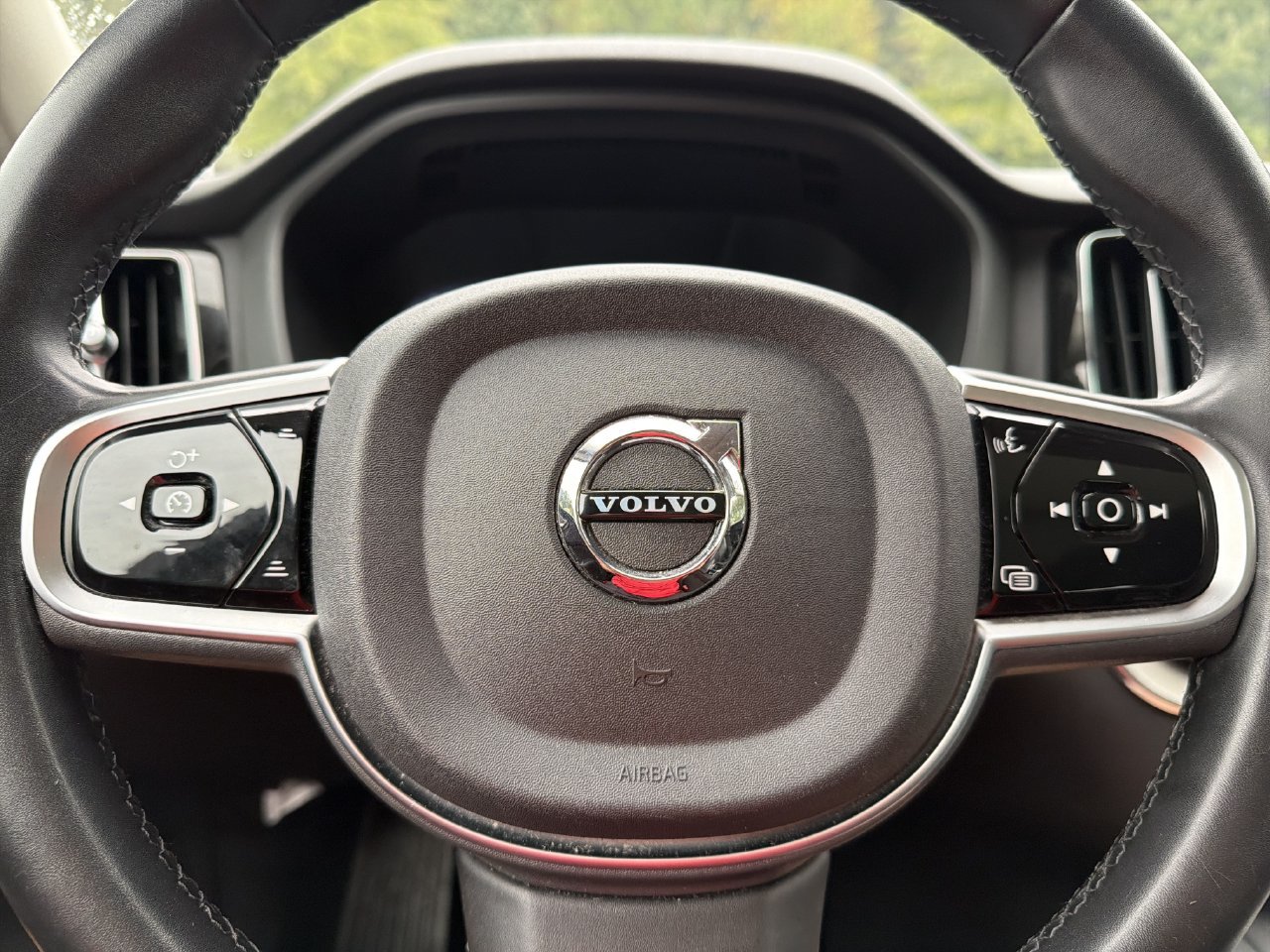 Used 2025 Volvo XC60 B5 Plus AWD/4WD image 9