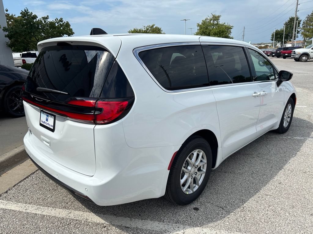 New 2027 Chrysler Pacifica Select FWD image 12
