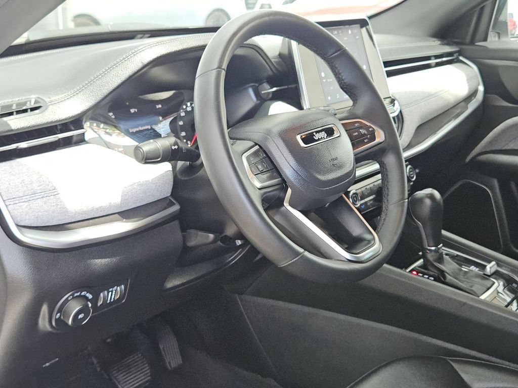 Used 2025 Jeep Compass Latitude w/ Sun & Sound Group AWD/4WD image 13