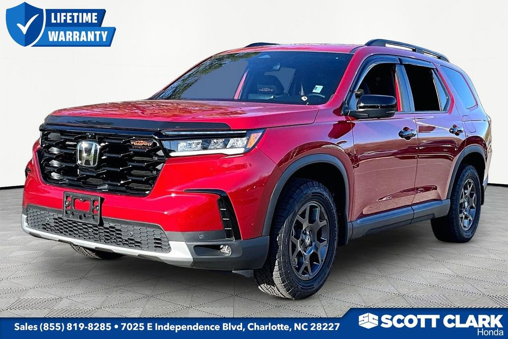 Used 2025 Honda Pilot TrailSport image 3