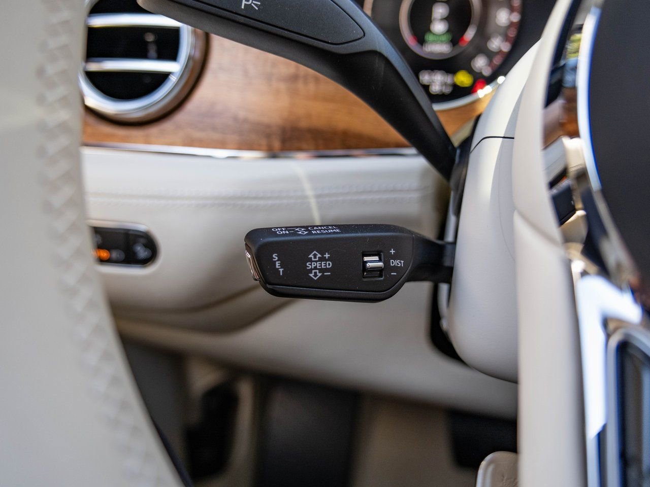 Used 2025 Bentley Bentayga Plug-In Hybrid image 11