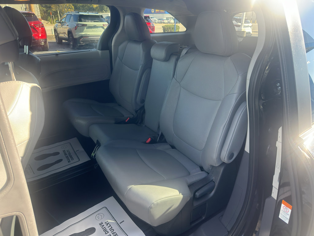 Used 2024 Toyota Sienna XLE FWD image 9