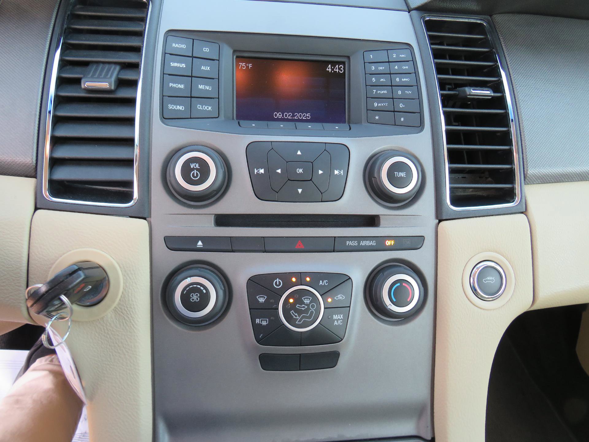 Used 2017 Ford Taurus SE image 5