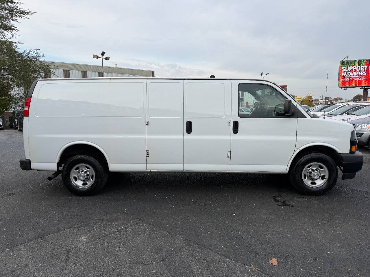 Used 2019 Chevrolet Express 3500 Extended w/ Driver Convenience Package RWD image 4
