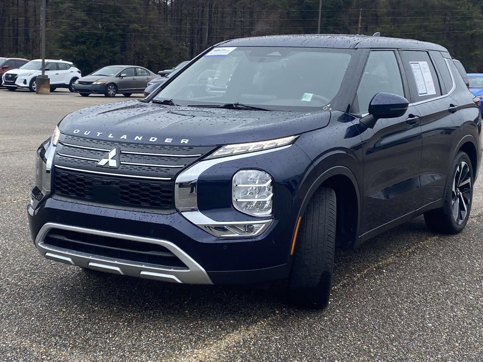 Used 2022 Mitsubishi Outlander SE image 3