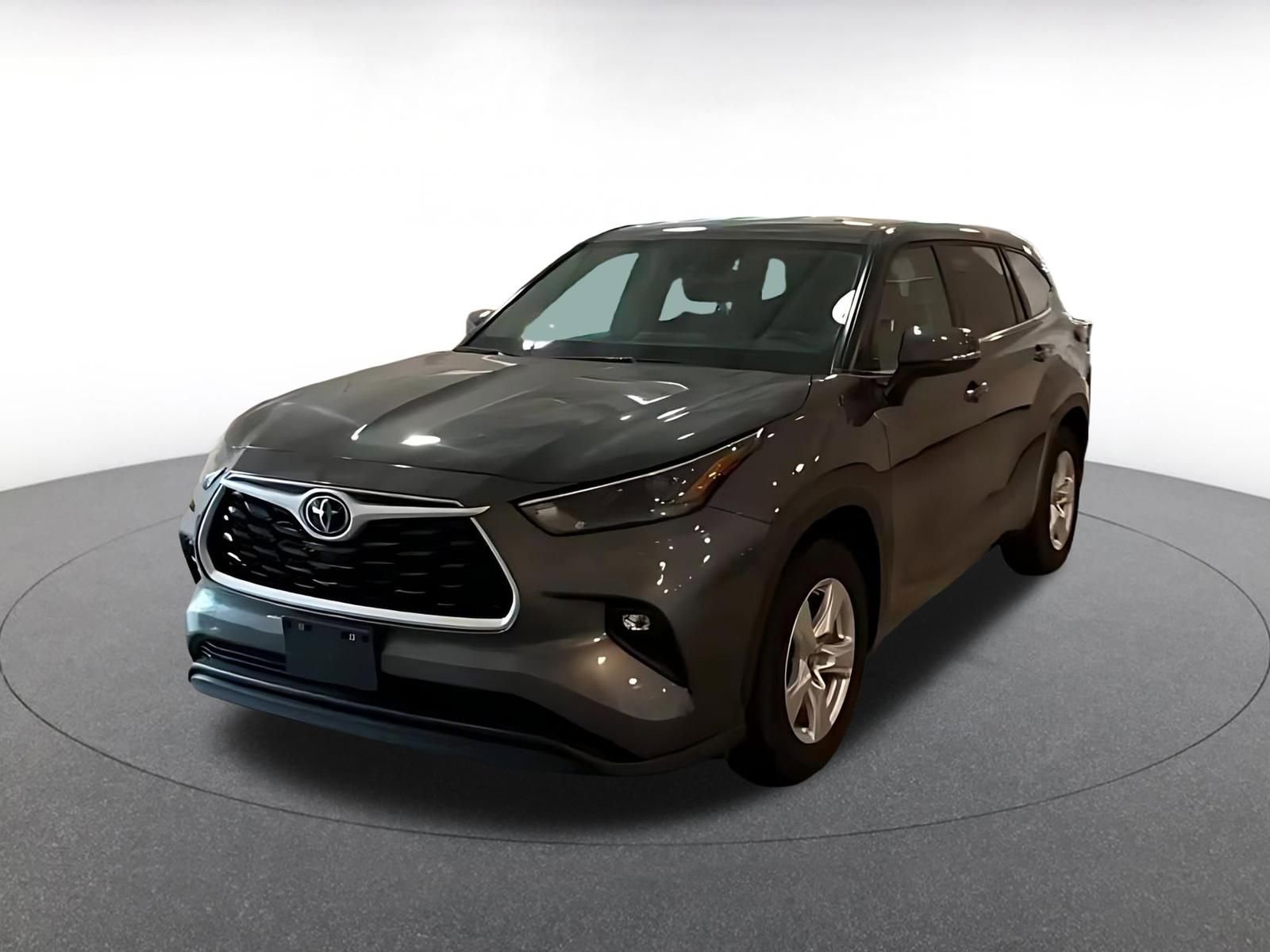 Used 2025 Toyota Highlander LE FWD image 4