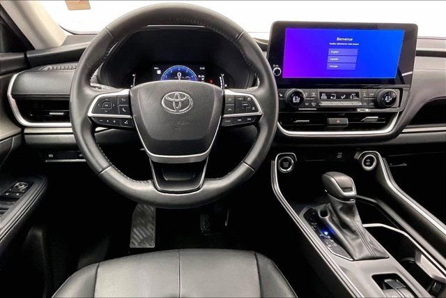 Used 2025 Toyota Grand Highlander AWD image 4