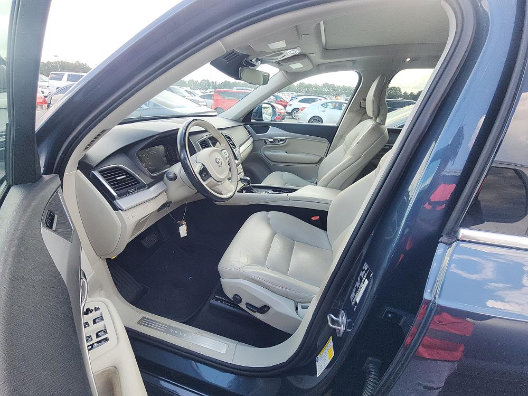Used 2022 Volvo XC90 T5 Momentum w/ Climate Package FWD image 4