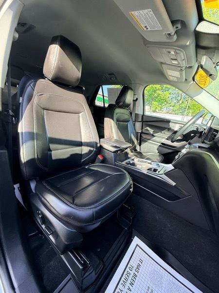 Used 2022 Ford Explorer XLT w/ Equipment Group 202A AWD/4WD image 16