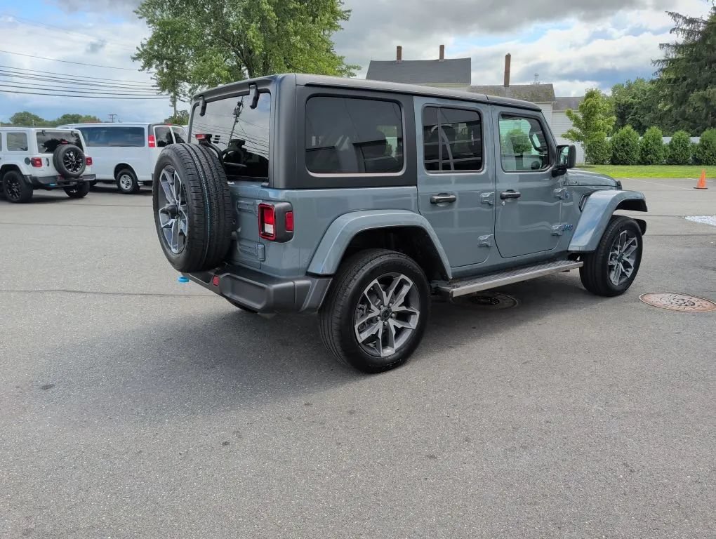 Used 2024 Jeep Wrangler Unlimited AWD/4WD image 7