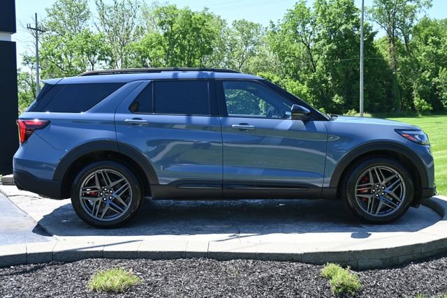 Used 2025 Ford Explorer ST AWD/4WD image 4
