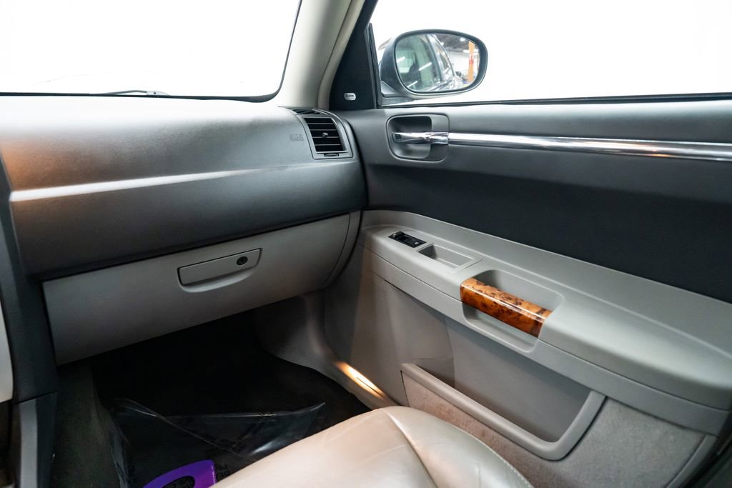 Used 2006 Chrysler 300 C w/ Protection Group II image 10
