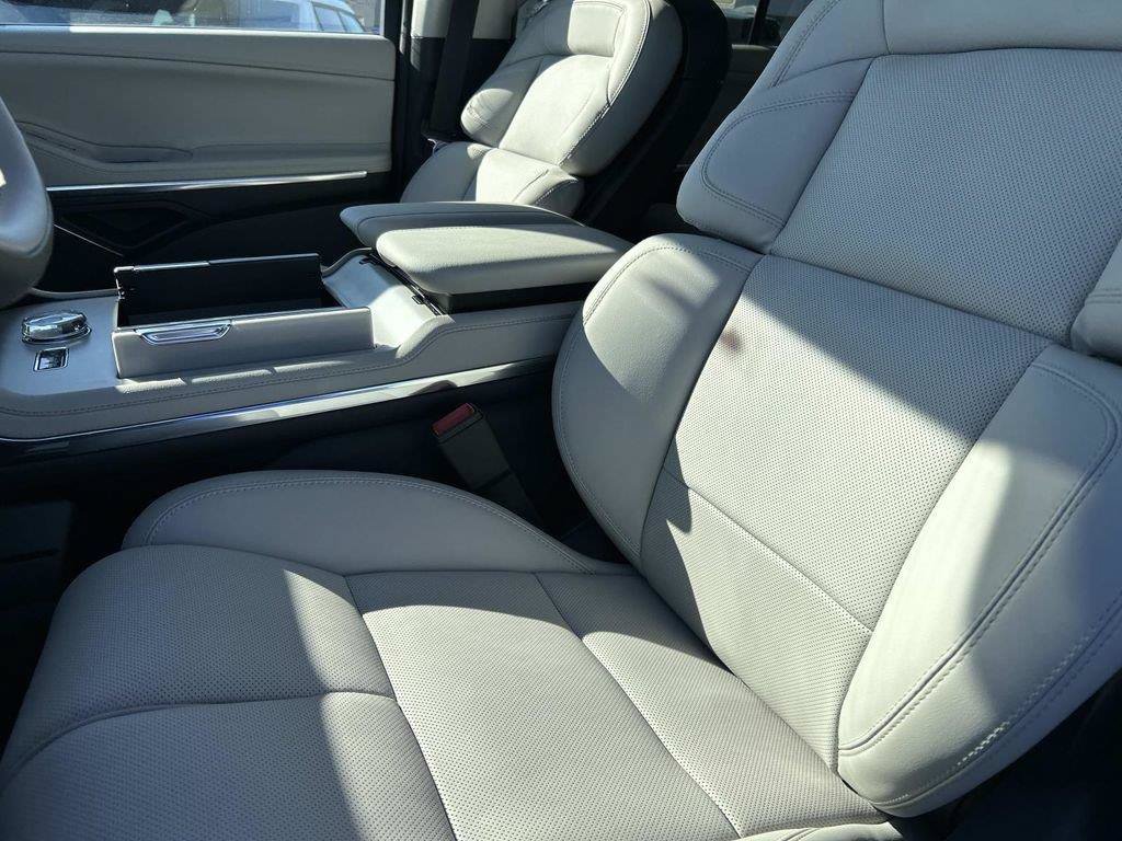 New 2026 Lincoln Navigator Premiere AWD/4WD image 17