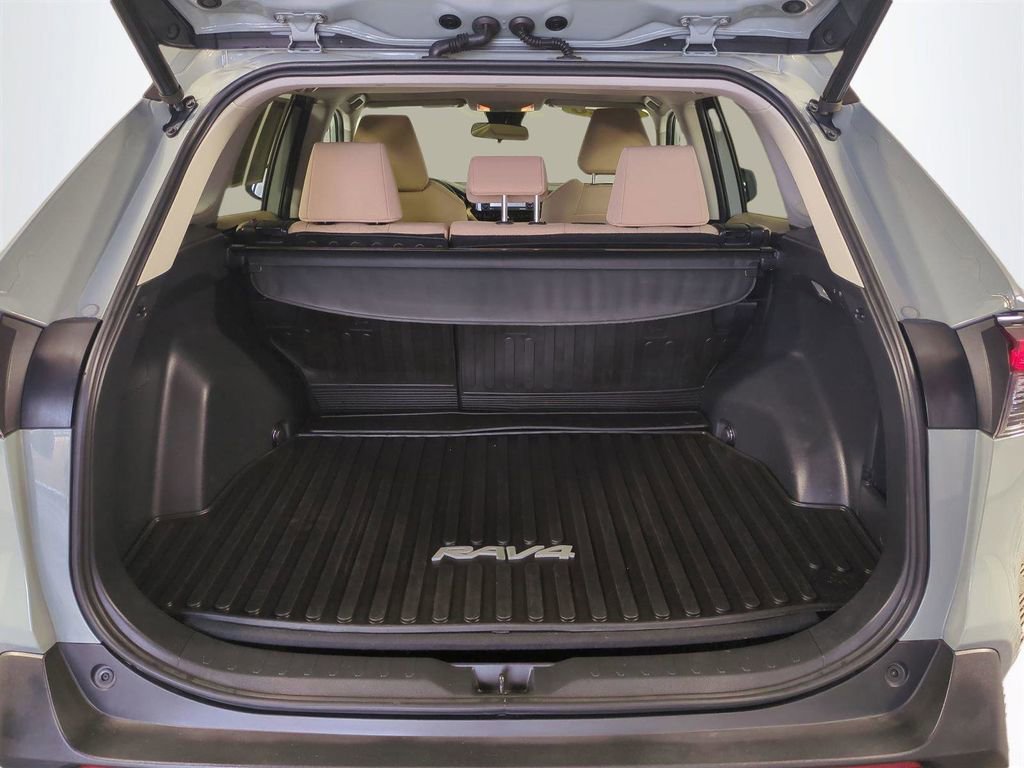 Used 2020 Toyota RAV4 XLE w/ Convenience Package FWD image 14