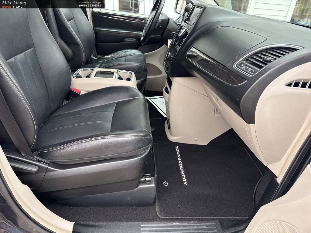 Used 2013 Chrysler Town & Country Touring image 42