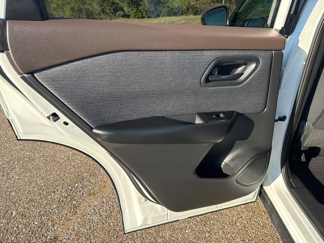 Used 2023 Nissan Rogue S image 12