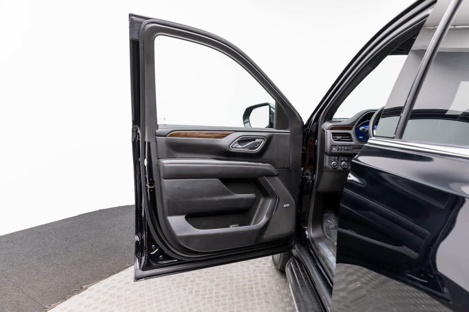 Used 2024 Chevrolet Suburban Premier AWD/4WD image 23