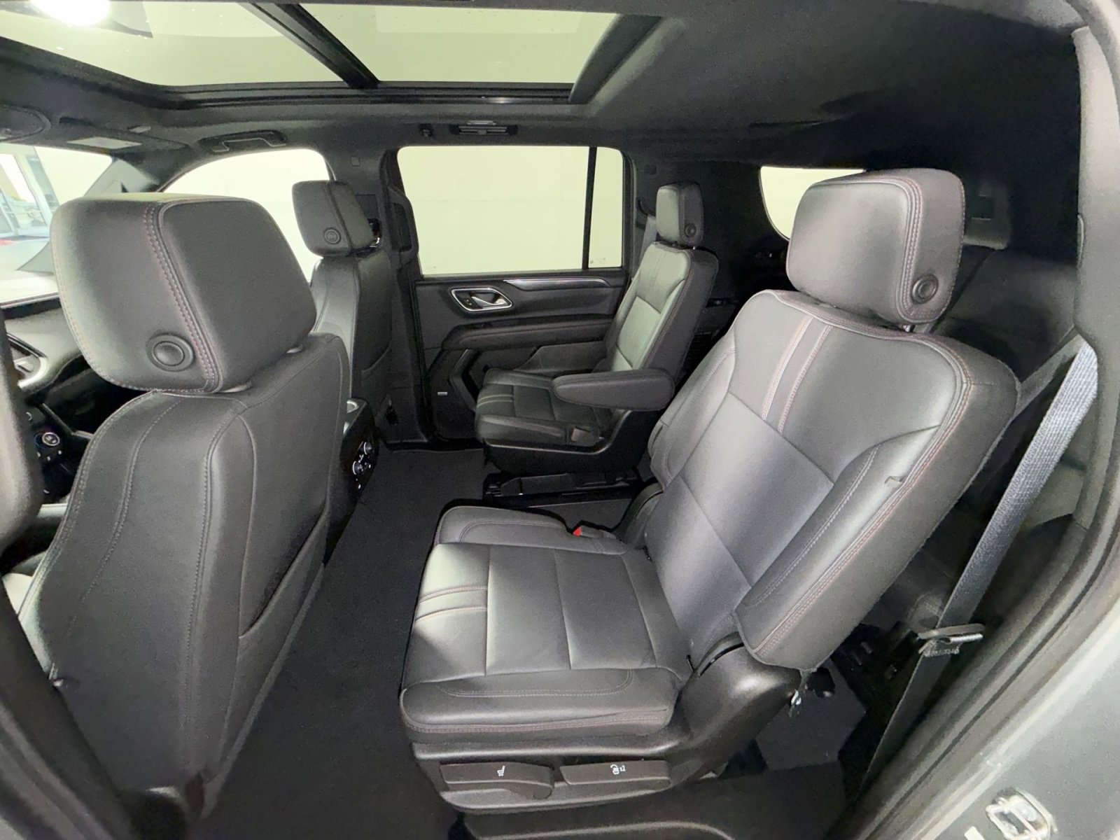 Used 2024 Chevrolet Suburban RST w/ Luxury Package image 25