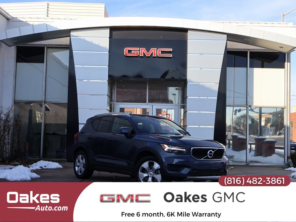 Used 2022 Volvo XC40 T5 Momentum image 1