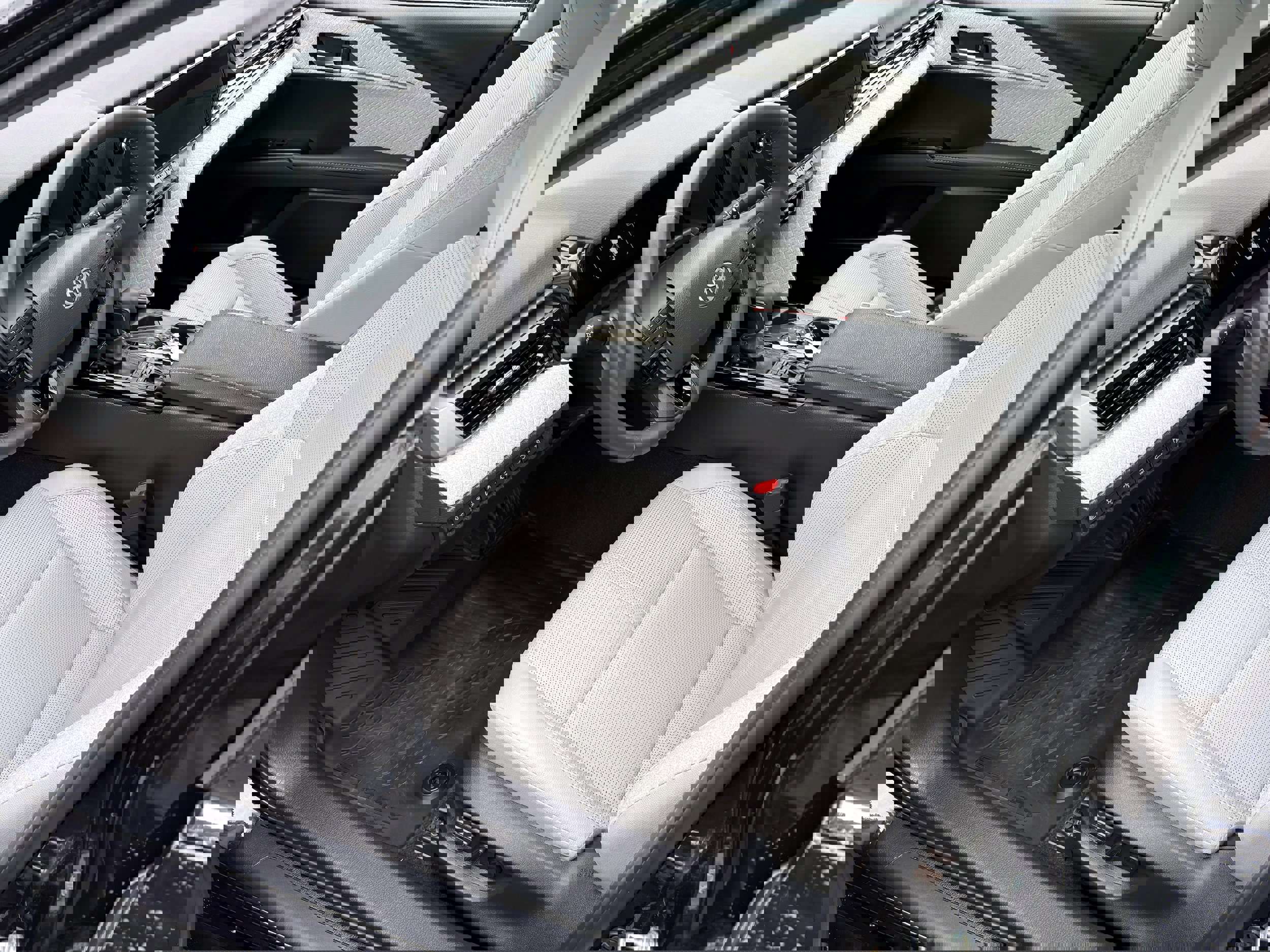 Used 2025 Toyota Camry XLE image 3