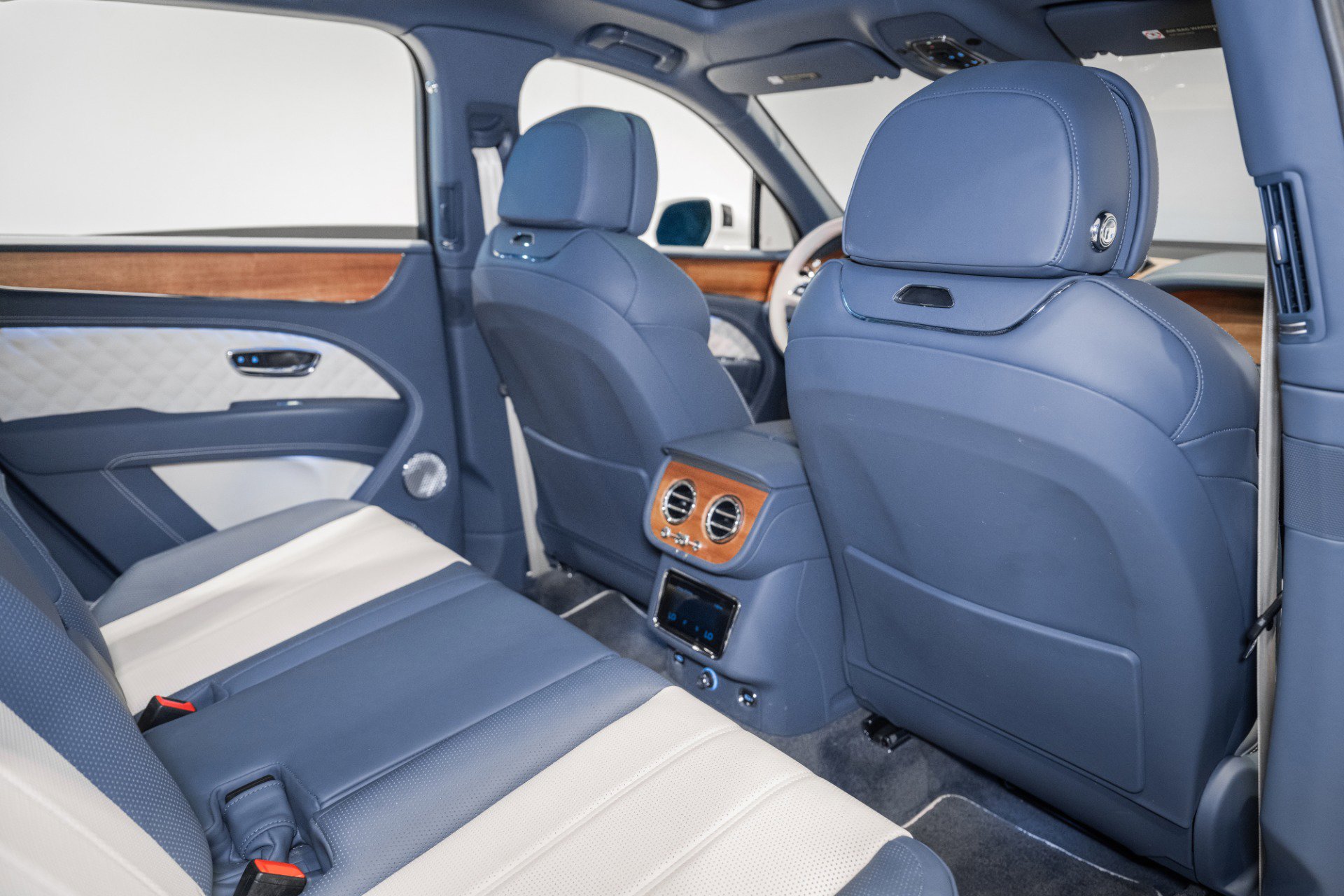 Used 2023 Bentley Bentayga image 25