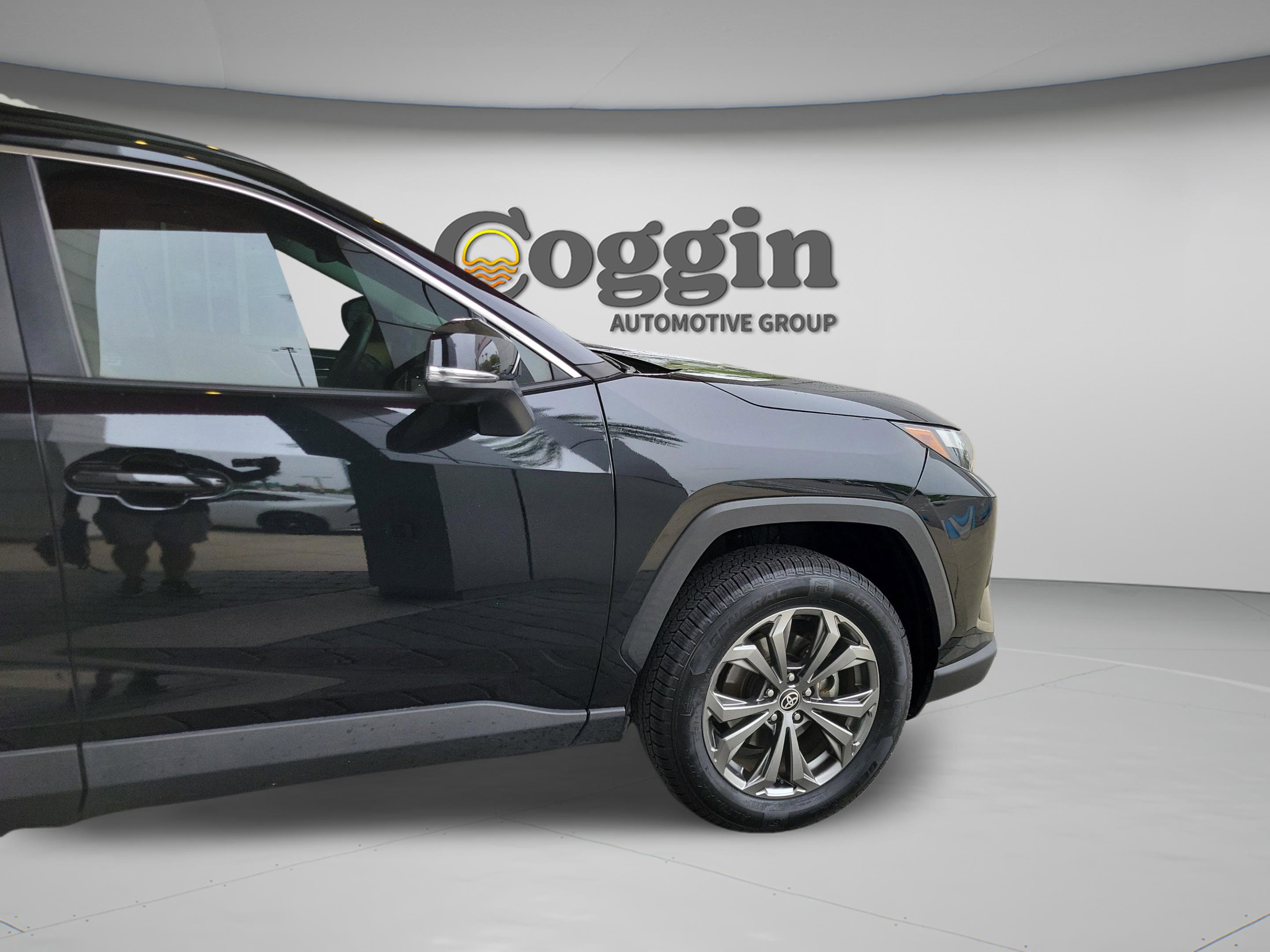 Used 2022 Toyota RAV4 XLE Premium image 32