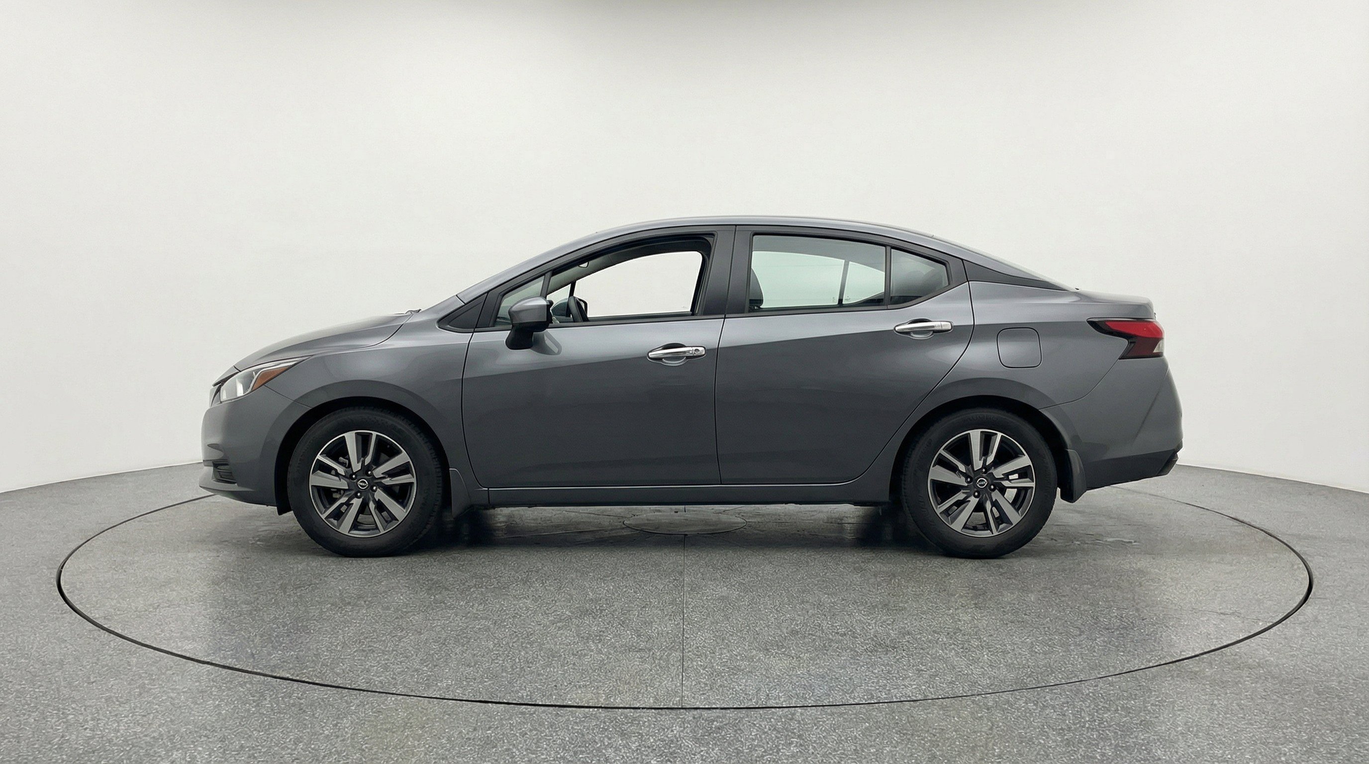 Used 2025 Nissan Versa SV FWD image 5