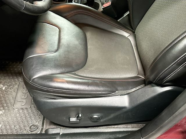 Used 2019 Jeep Cherokee Trailhawk w/ Cold Weather Group image 18