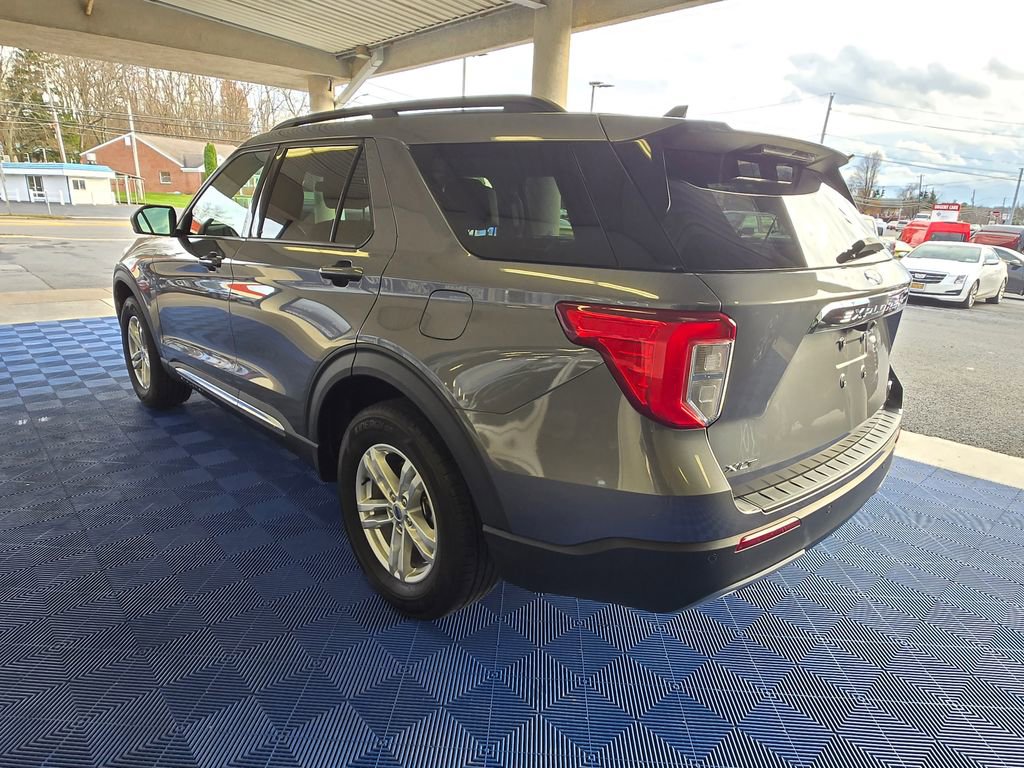 Used 2022 Ford Explorer XLT w/ Equipment Group 202A image 4