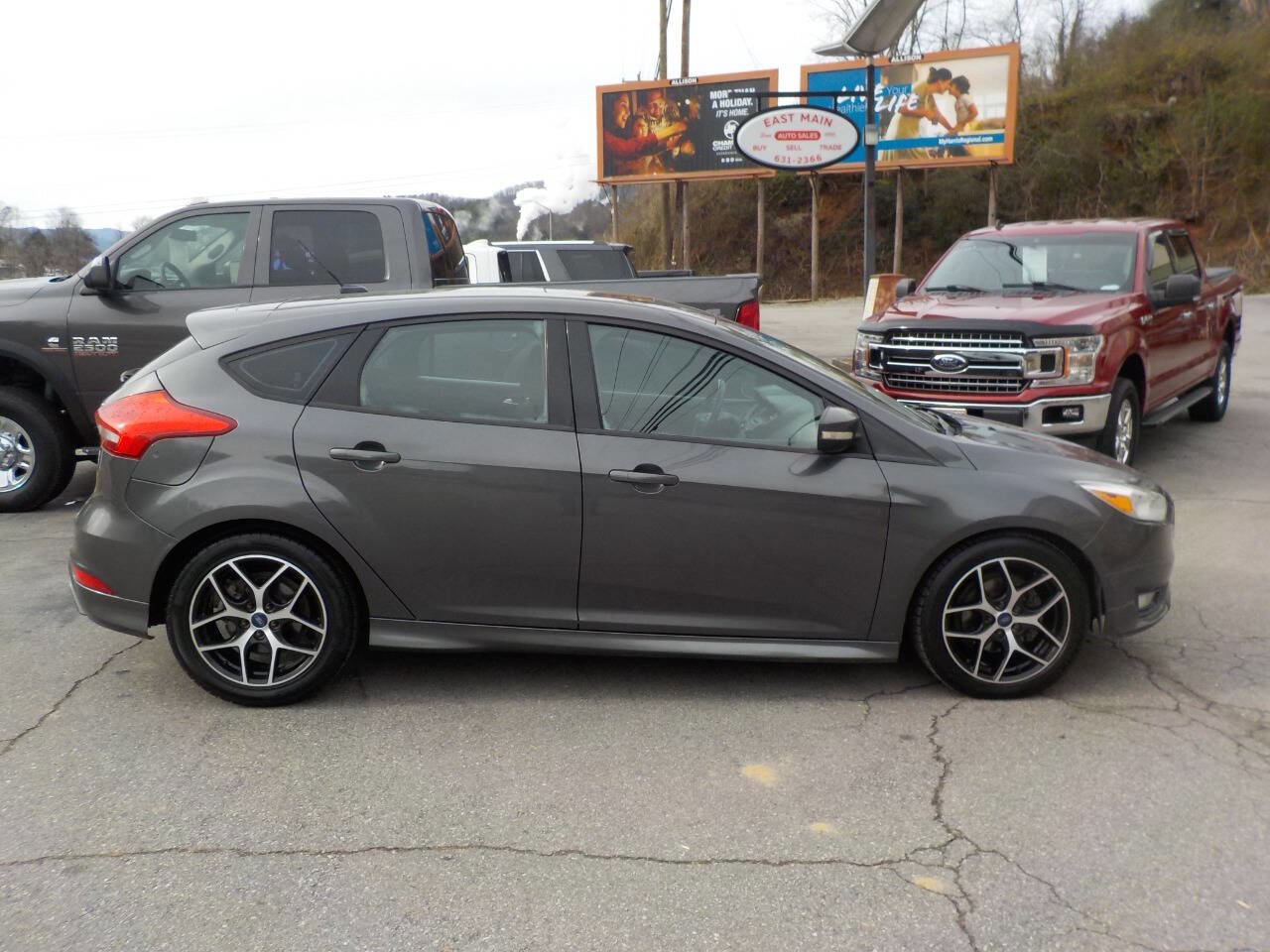 Used 2015 Ford Focus SE w/ SE Sport Package image 4