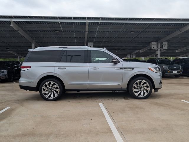 Used 2022 Lincoln Navigator Reserve image 6