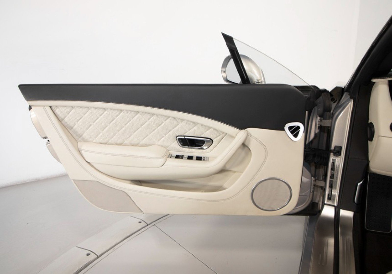 Used 2017 Bentley Continental GT image 32