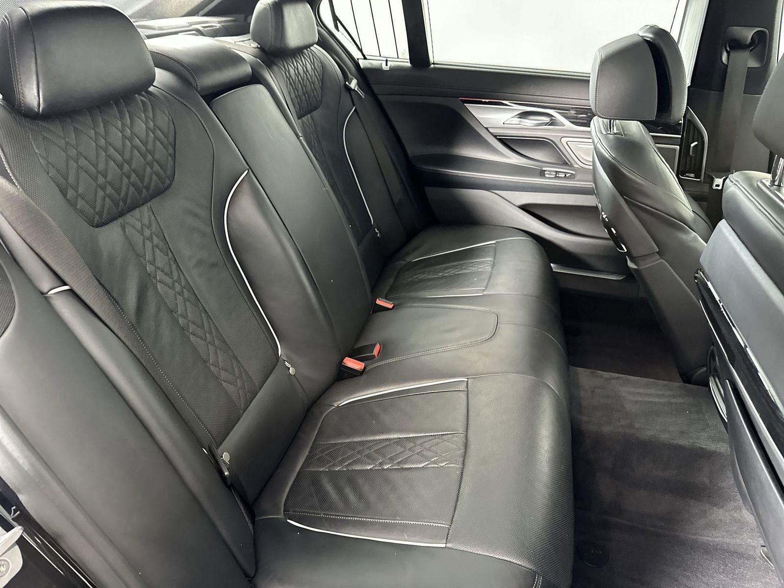 Used 2019 BMW 750i w/ Executive Package image 28