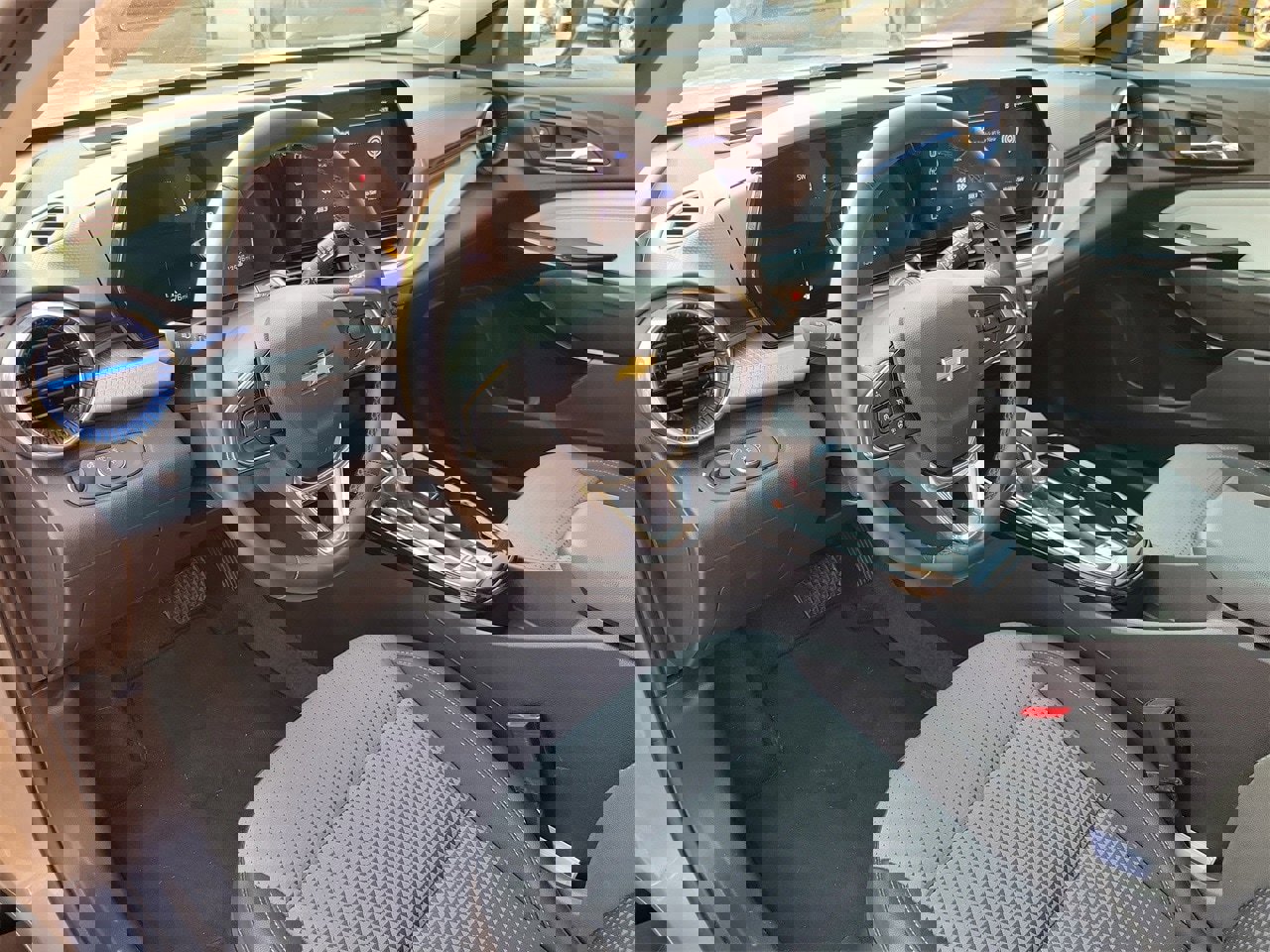 Used 2025 Chevrolet Trax LT w/ LT Convenience Package image 15