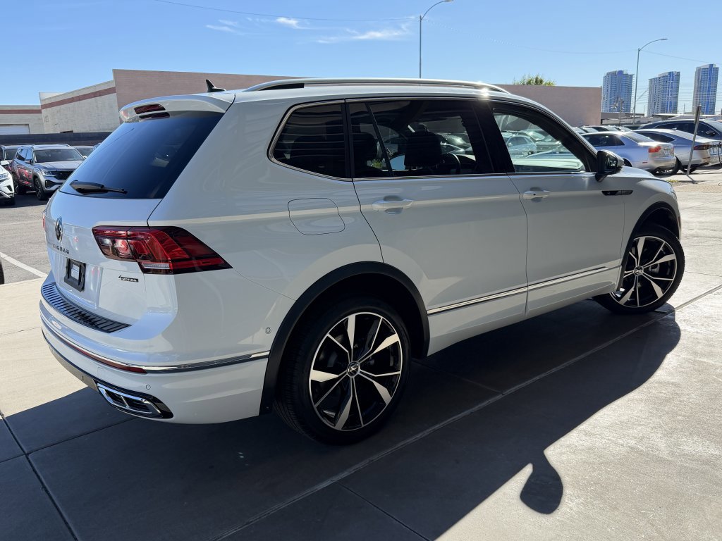 Used 2022 Volkswagen Tiguan SEL R-Line image 4