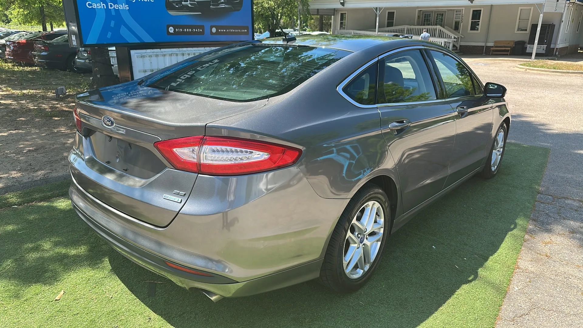 Used 2013 Ford Fusion SE FWD image 8