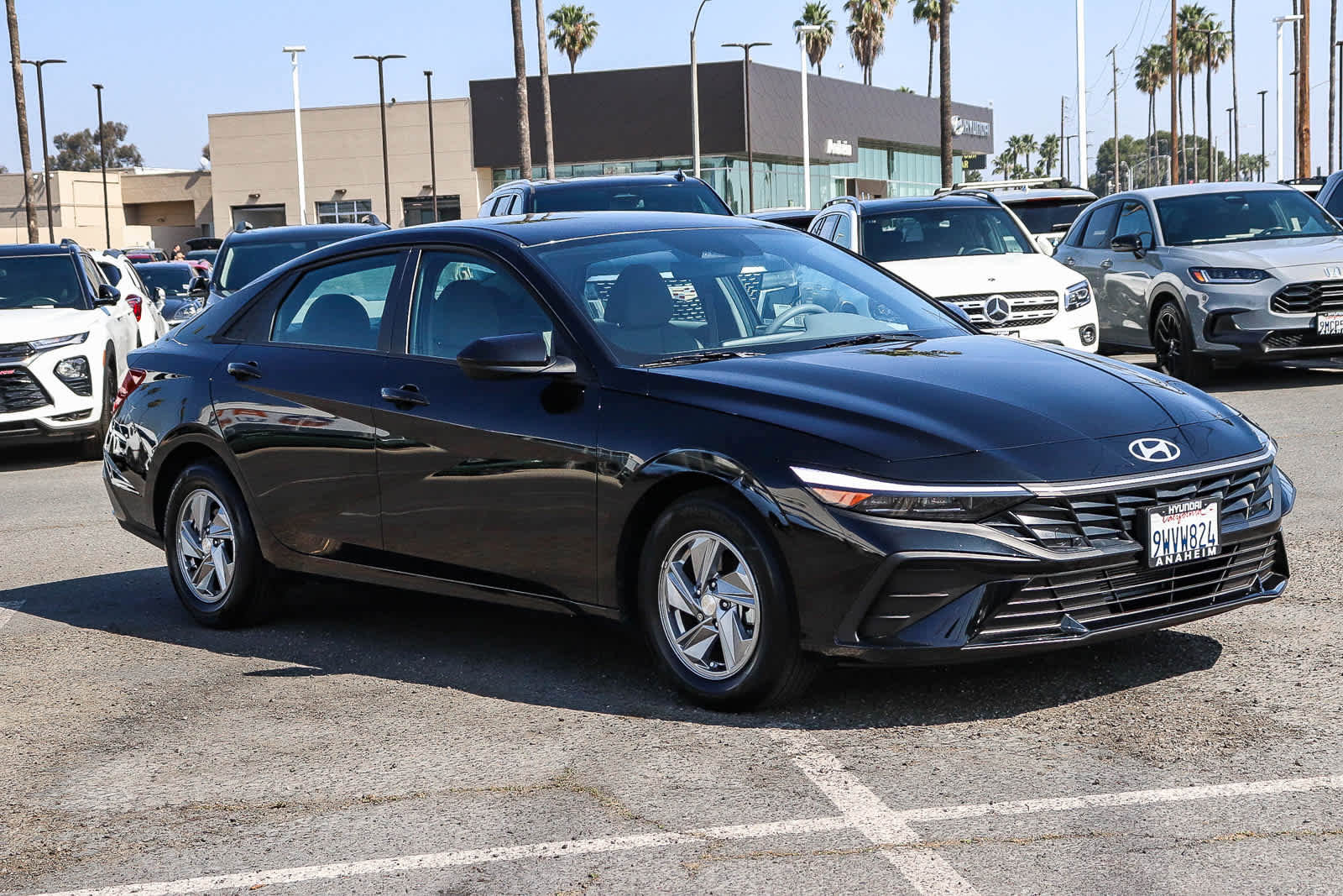 Used 2025 Hyundai Elantra SE w/ Cargo Package image 3