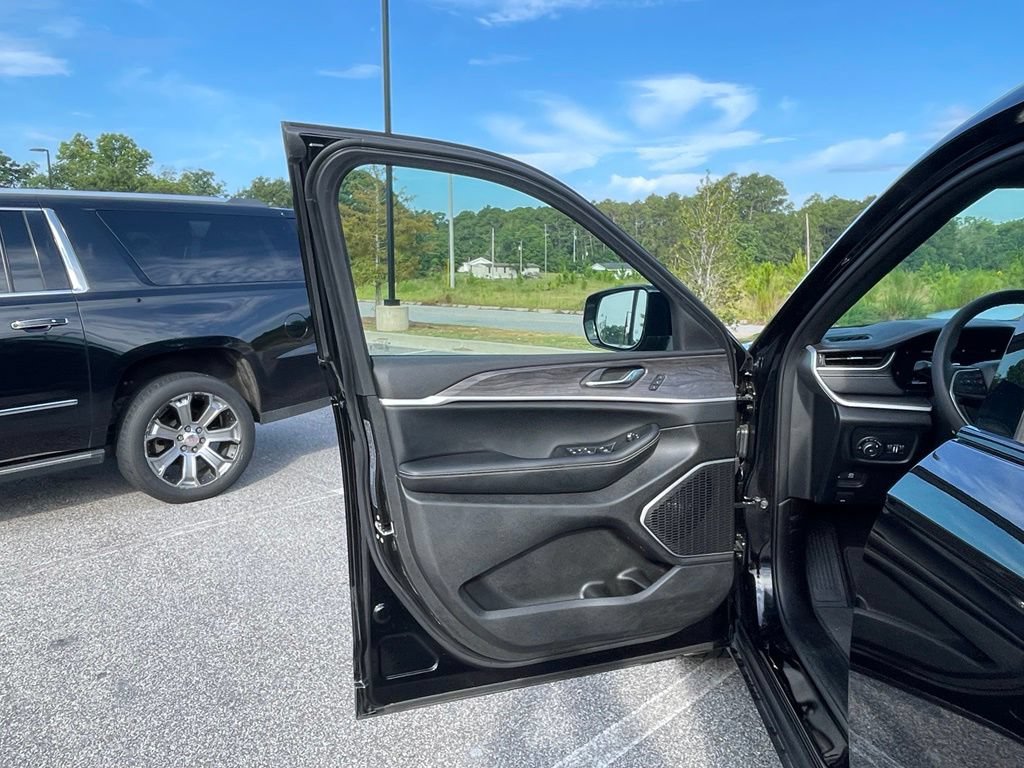 Used 2025 Jeep Grand Cherokee L Limited w/ Luxury Tech Group II AWD/4WD image 20