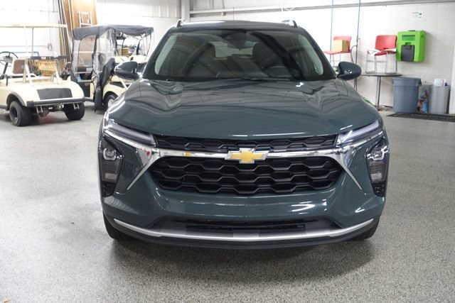 Used 2025 Chevrolet Trax LT FWD image 2
