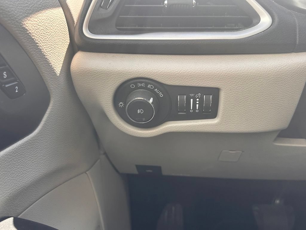 Used 2022 Chrysler Pacifica Touring-L FWD image 34