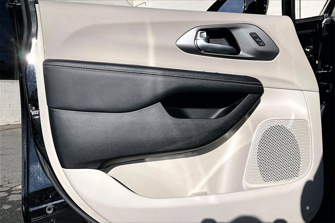 Certified 2024 Chrysler Pacifica Touring-L image 26