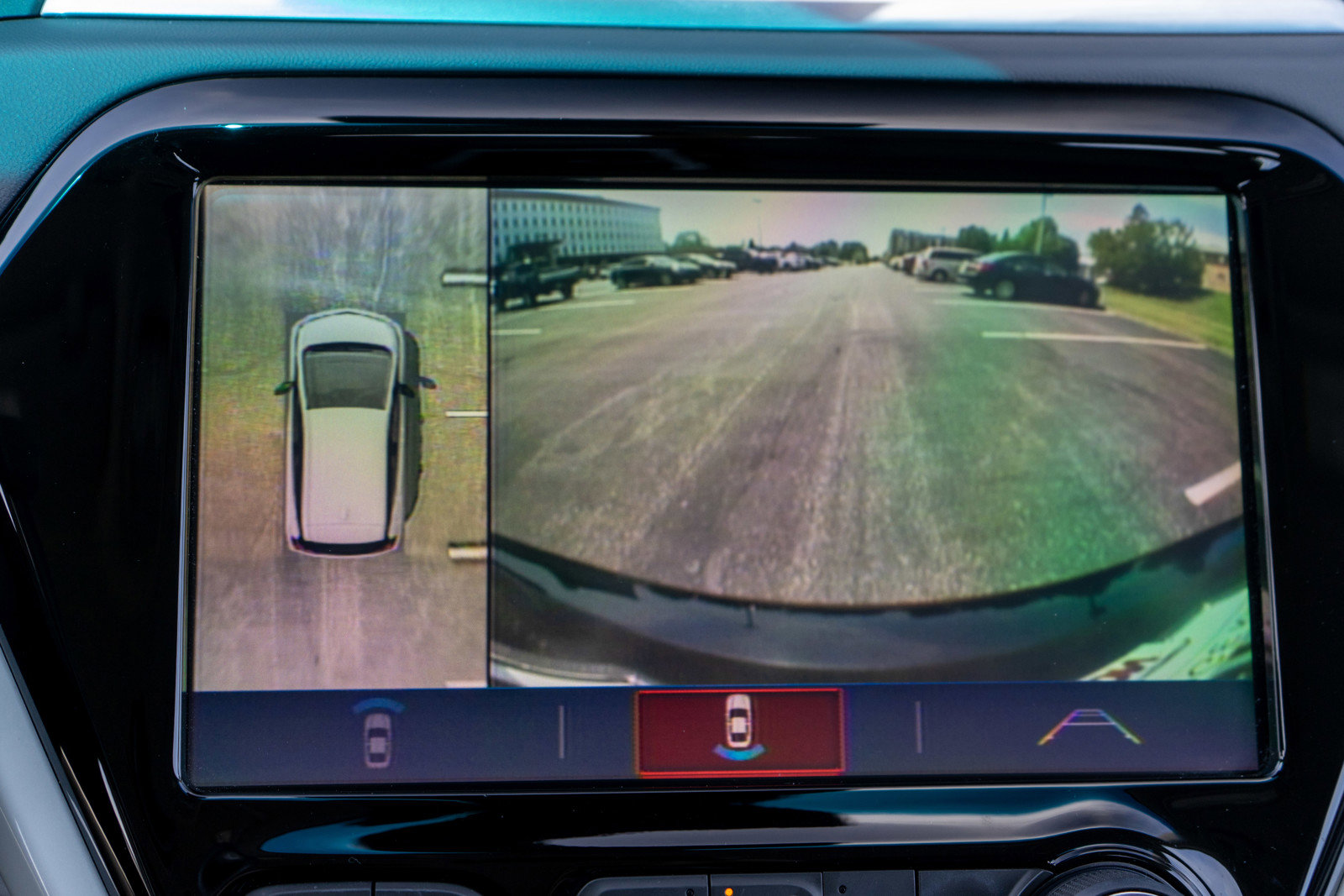 Used 2019 Chevrolet Bolt Premier w/ Infotainment Package FWD image 18