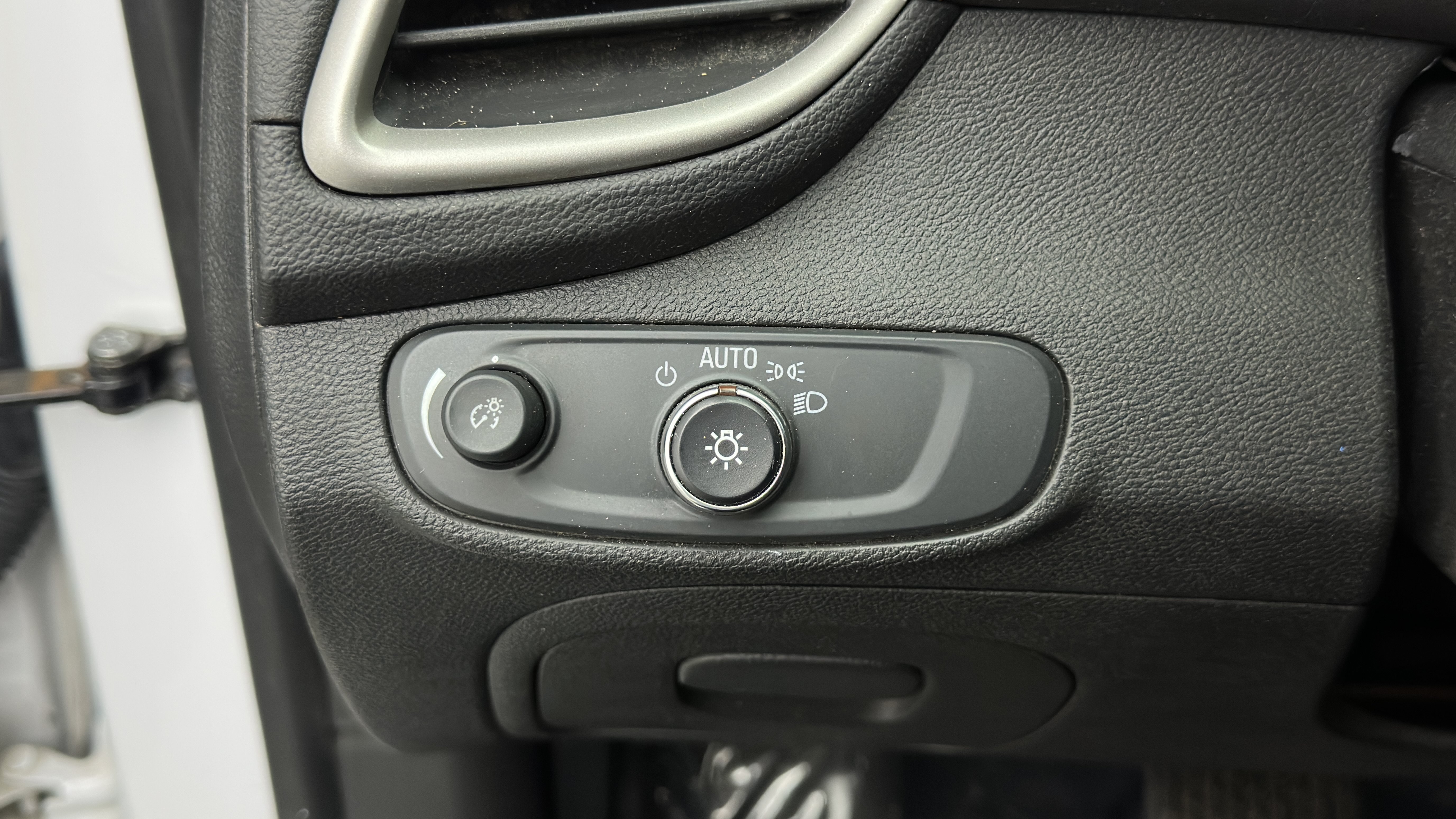 Used 2020 Chevrolet Trax LT FWD image 16