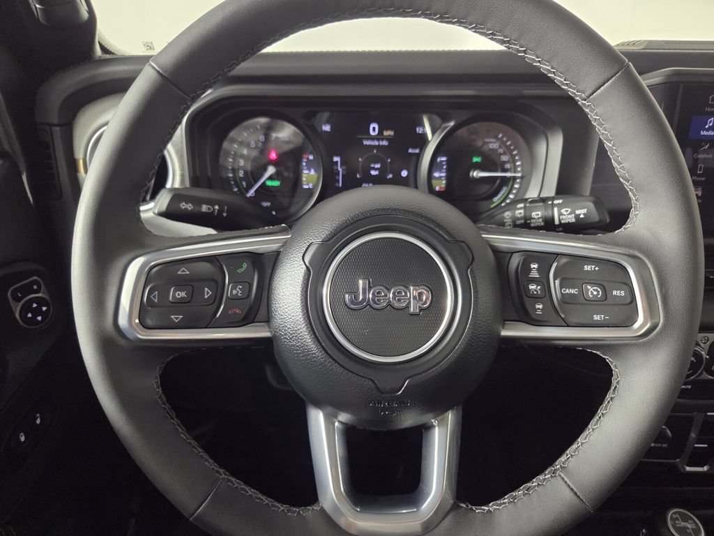 Used 2025 Jeep Wrangler Unlimited Sahara AWD/4WD image 16