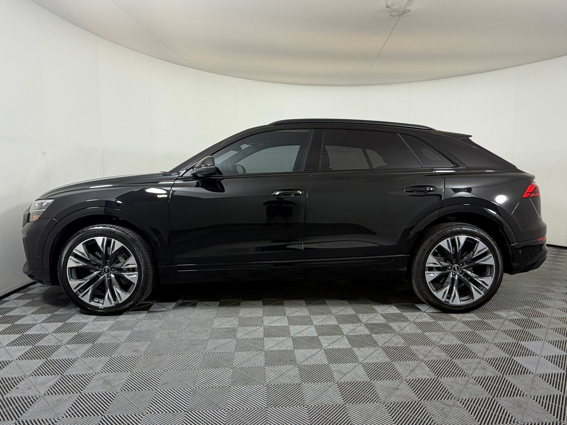 Used 2025 Audi Q8 Premium Plus AWD/4WD image 2